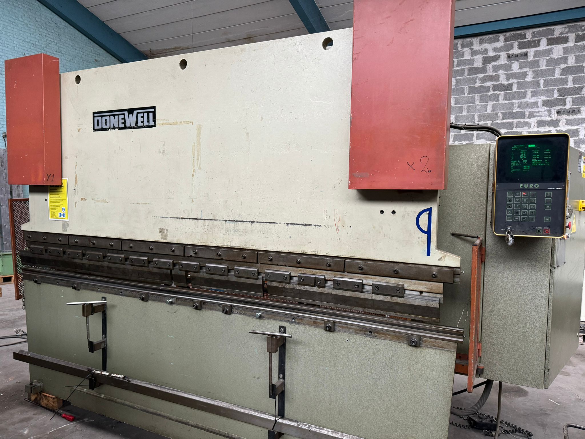 DONEWELL - Beyeler 100 x 3000